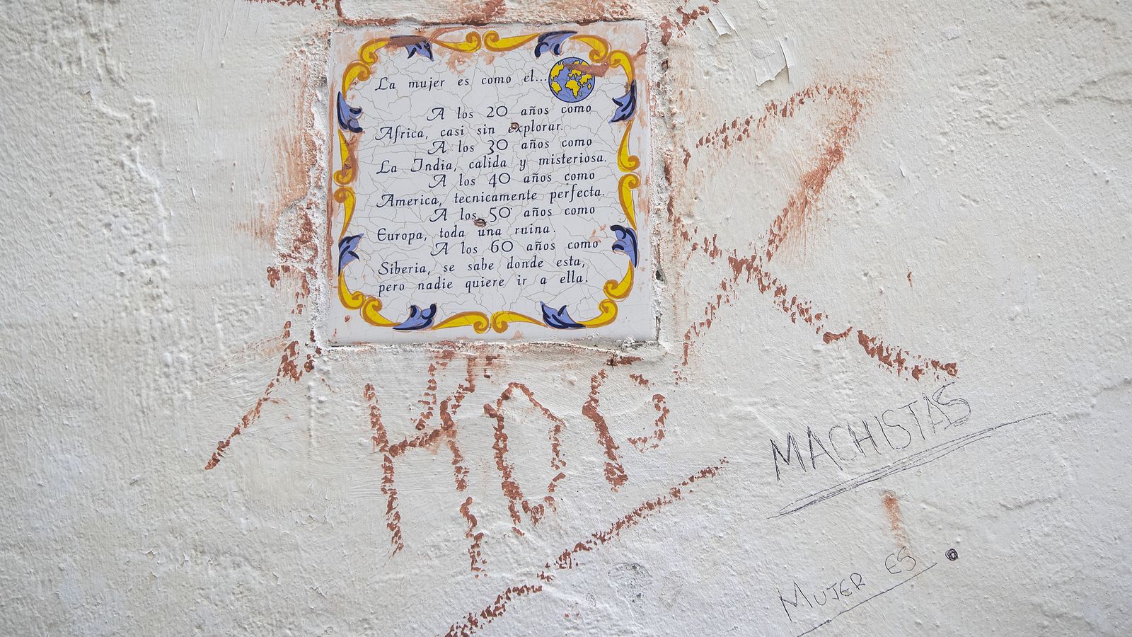 Uno de los azulejos de la discordia, tachado y pintarrajeado por sus alusiones despectivas hacia la mujer.