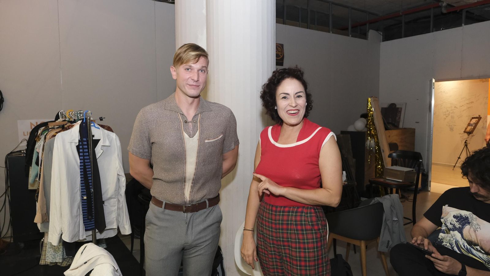 Olga Navarro Lozano encargada de la ambientación junto a Luis, un joven de la figuración.