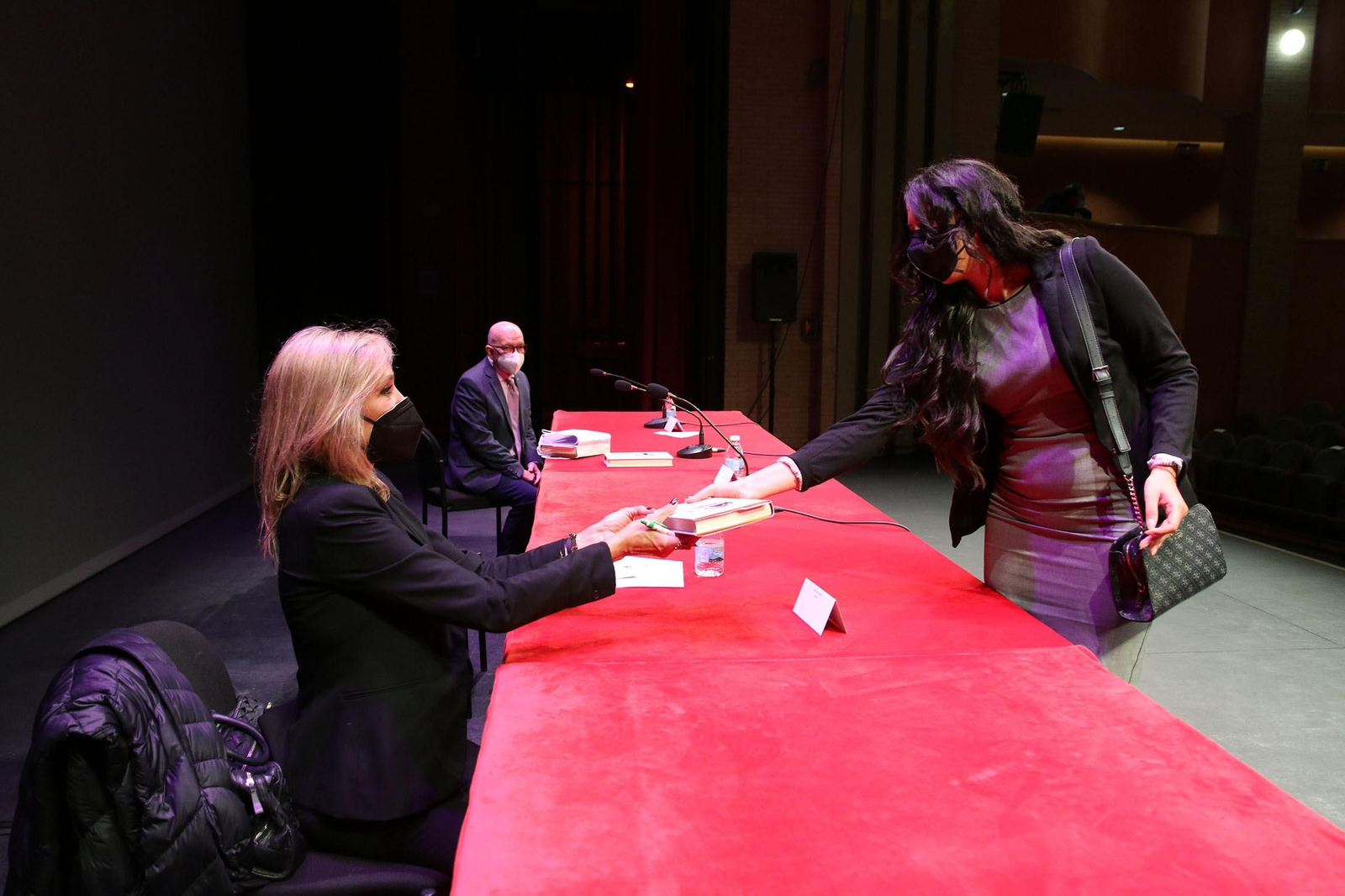 Fotogalería Diario de los Libros, con Marta Robles y su obra 'Pasiones carnales'