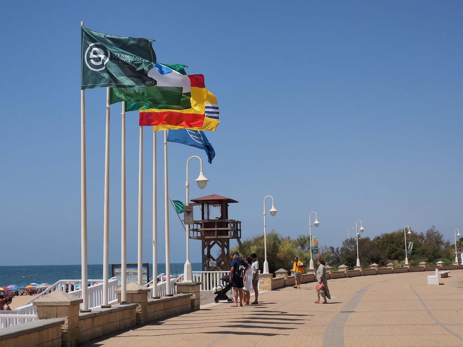 Ambiente de la playa de Islantilla una tarde de verano