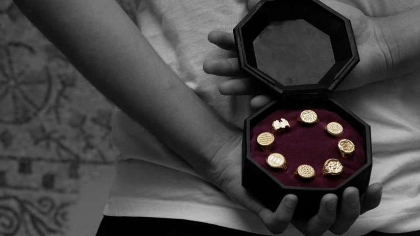 Los sellos de oro se presentan en una exclusiva caja