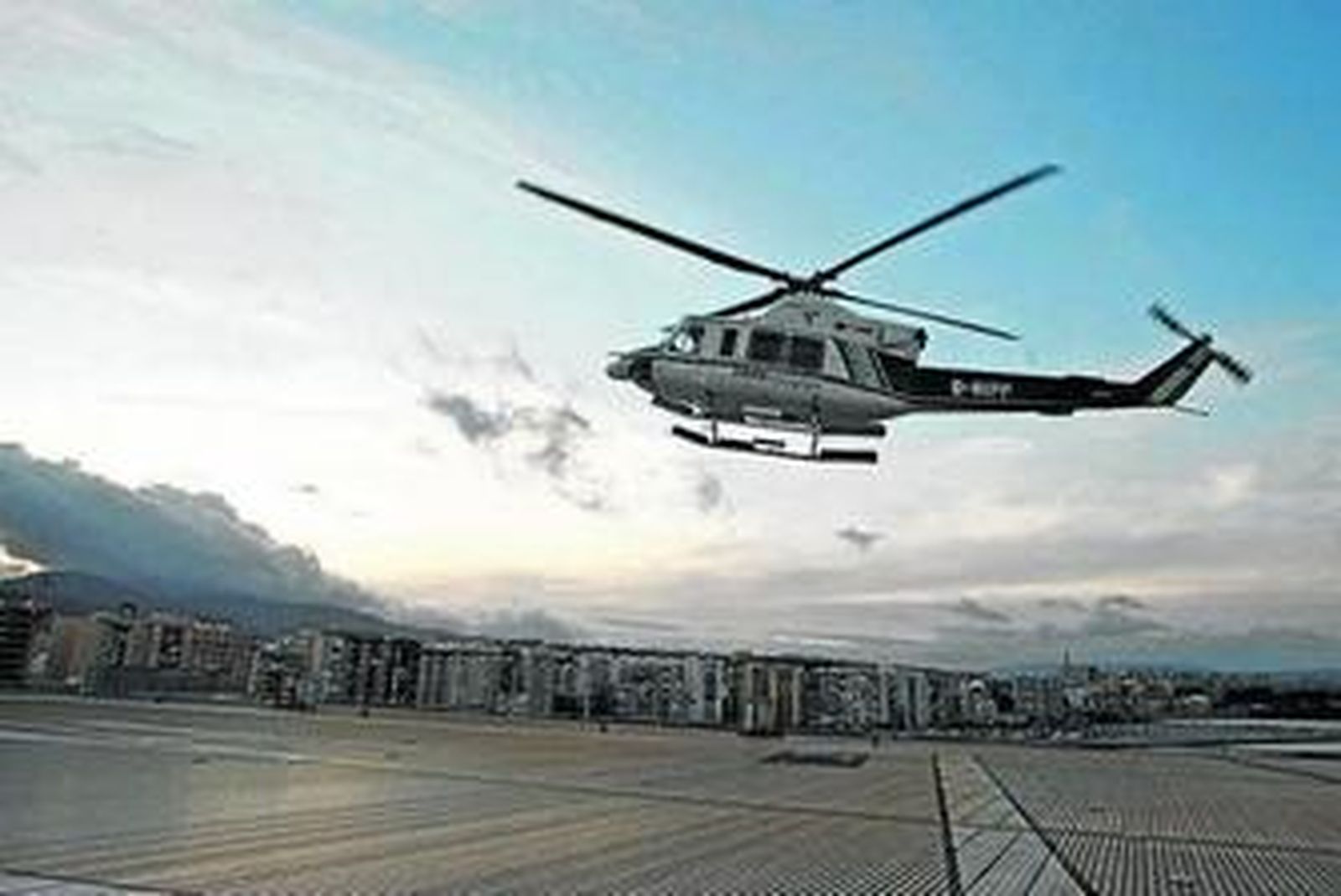 Un helicóptero de Cathelicopters realiza un vuelo de prueba.