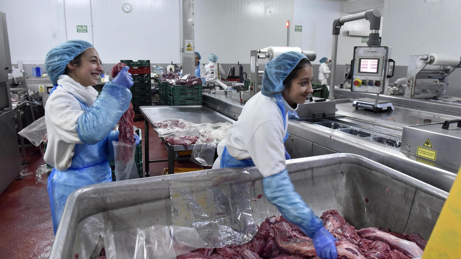 Dos empleadas de Cárnicas Manuel Salado, una de las empresas líderes en c