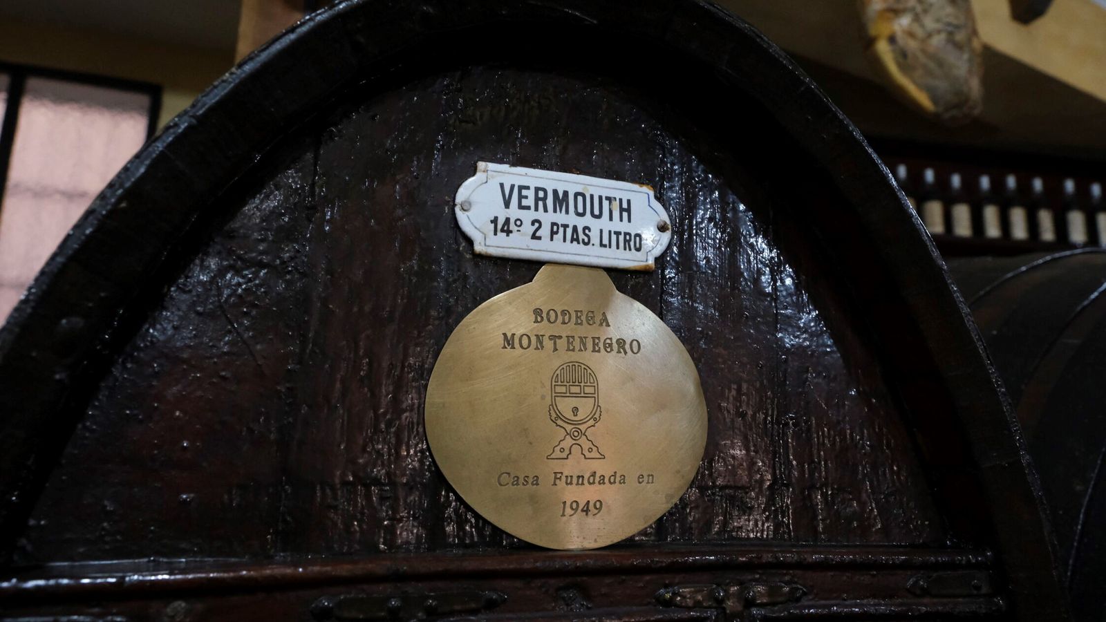 Tonel de vermut, que hace referencia a la historia que atesora la bodega.