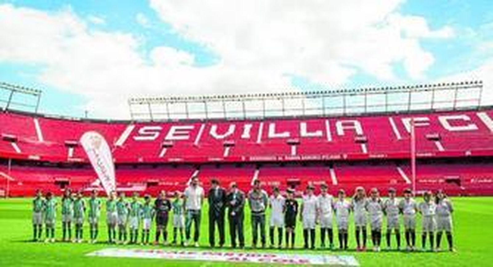 Los alumnos del colegio coriano Vicente Neria posan haciendo un simulacro del inicio del derbi, con Jorge Molina, Ángel Haro, José Castro y Coke en el papel de árbitros.