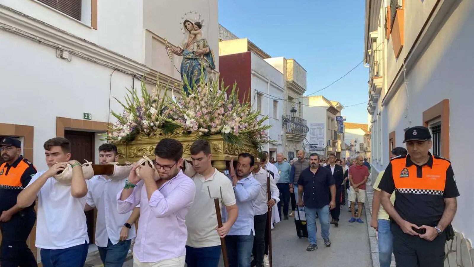 El traslado de la imagen de Nuestra Señora del Rosario a la barriada de San Isidro.