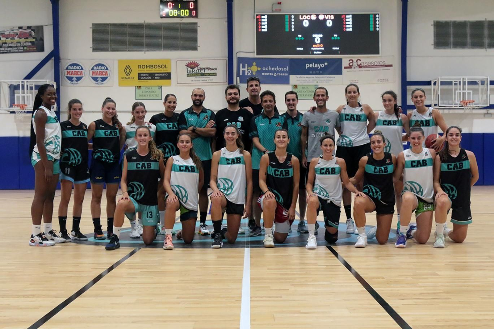 Entrenamiento del CAB Estepona con alta participación de la cantera.