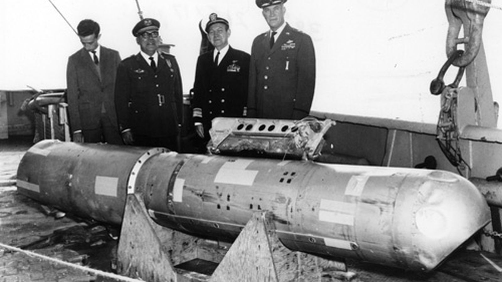 Bomba nuclear recogida del mar tras el accidente de Palomares en 1966.