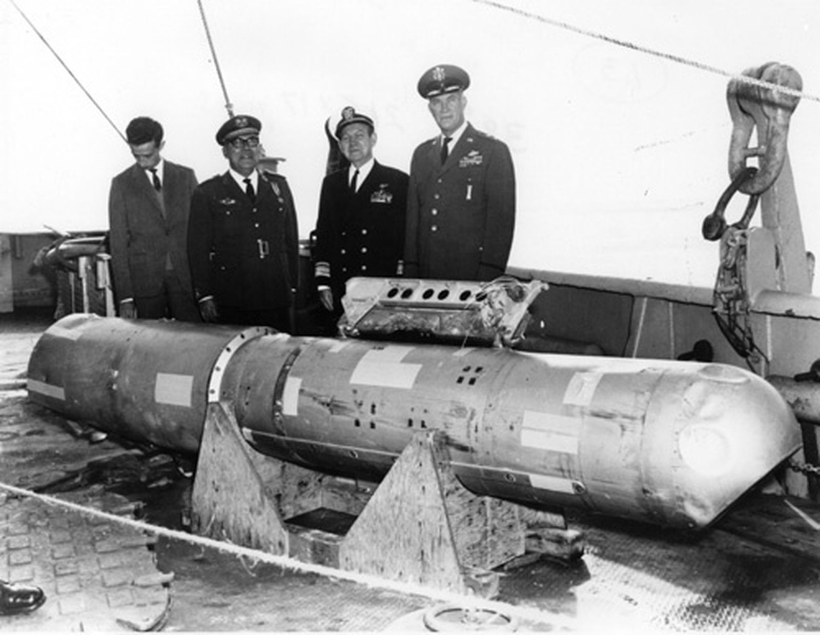 Bomba nuclear recogida del mar tras el accidente de Palomares en 1966.