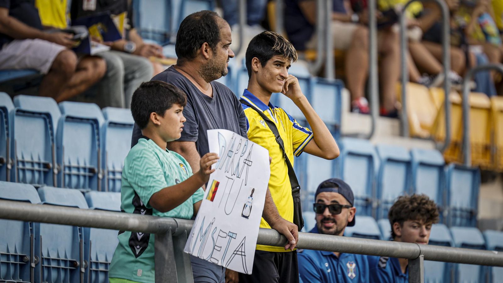 Búscate entre las fotos del partido de fútbol Cádiz CF - CD Tenerife de la Liga Hypermotion