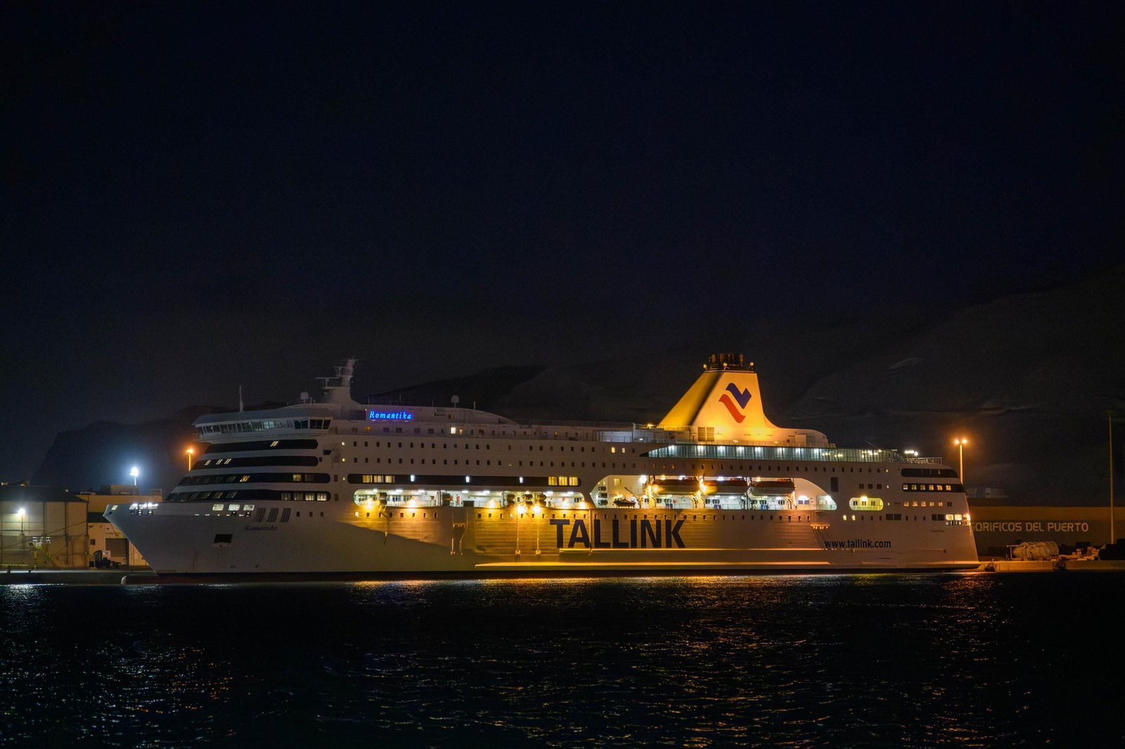 Buque Romantika, que ha iniciado trayectos a Orán desde el Puerto de Almería con carga ro ro.