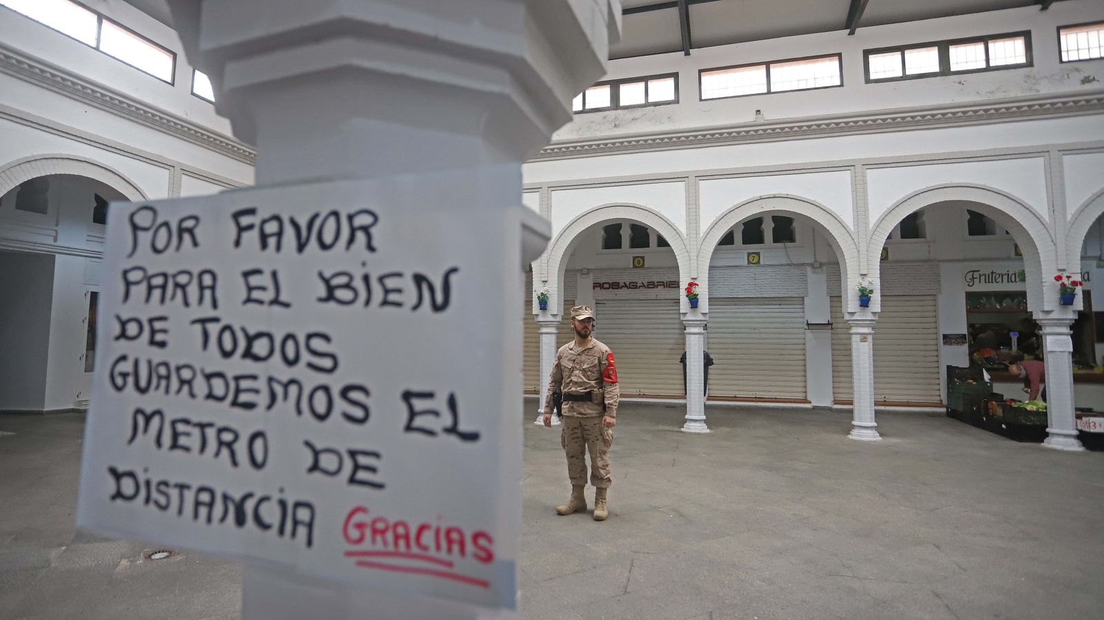 Fotos de las tareas de desinfección y limpieza de la Infantería de Marina en Tarifa