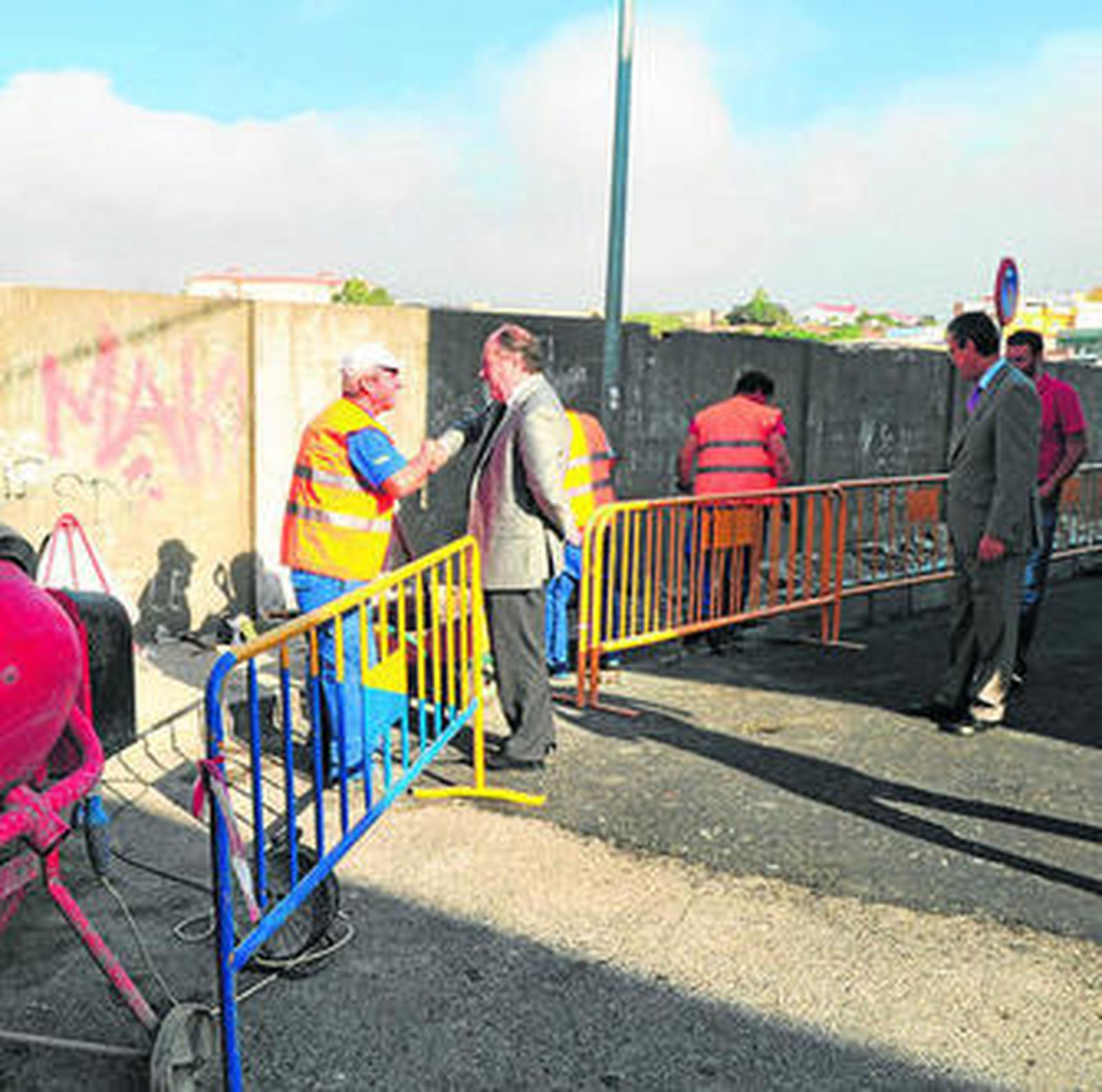 El alcalde saluda a uno de los trabajadores de las obras de la calle Chipiona.