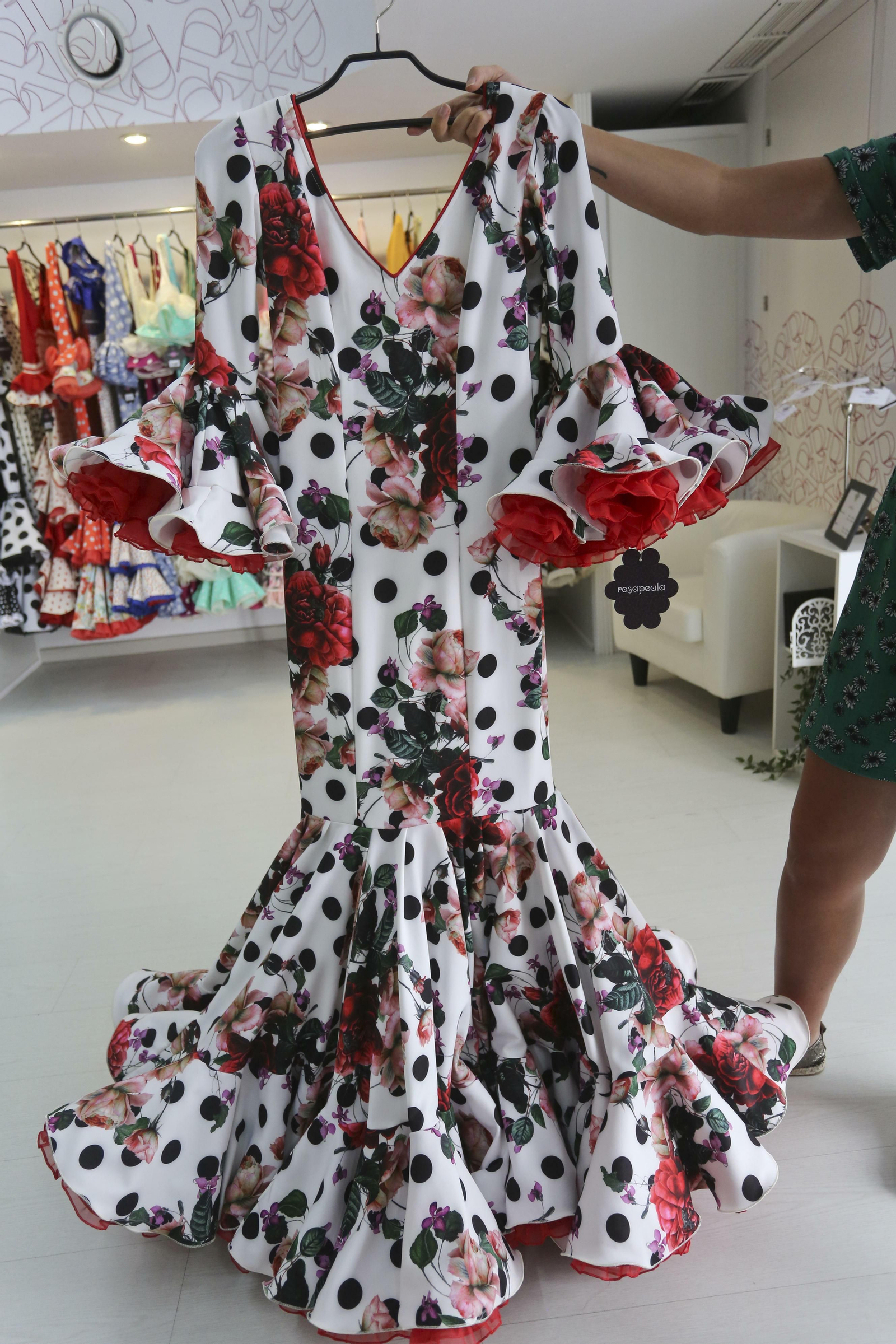 Vestido de flamenca con mezcla de estampados y volúmenes