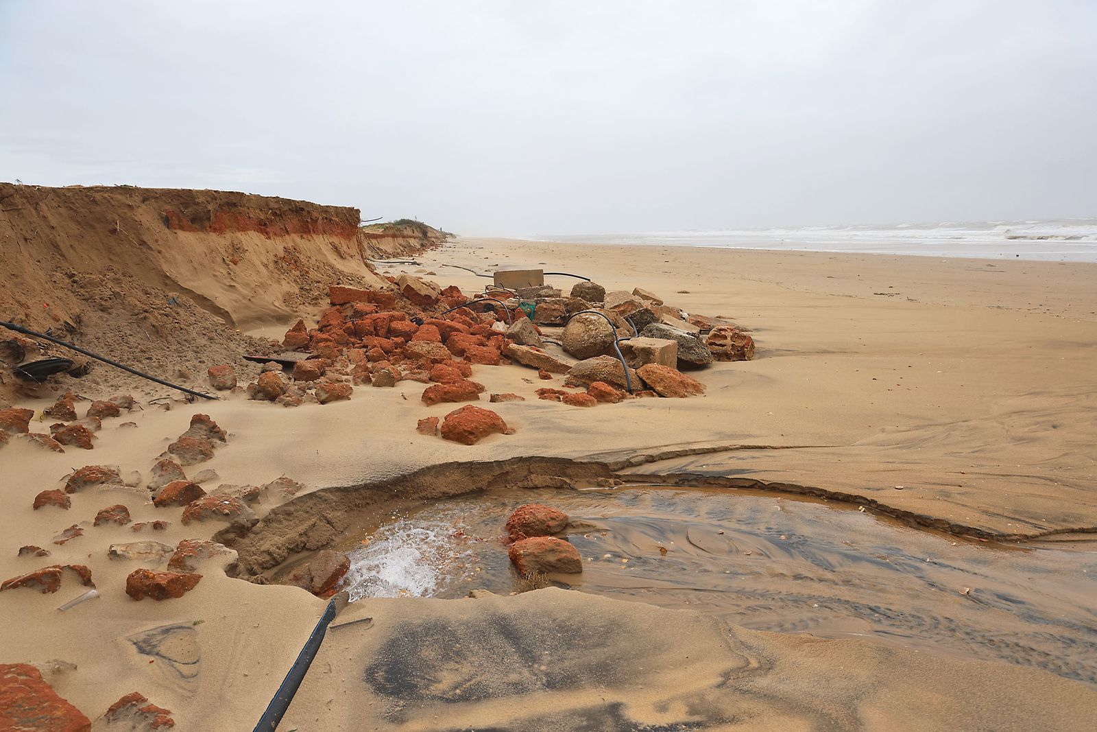 Las fotografías de los daños ocasionados por la borrasca Leonardo en la playa de La Bota