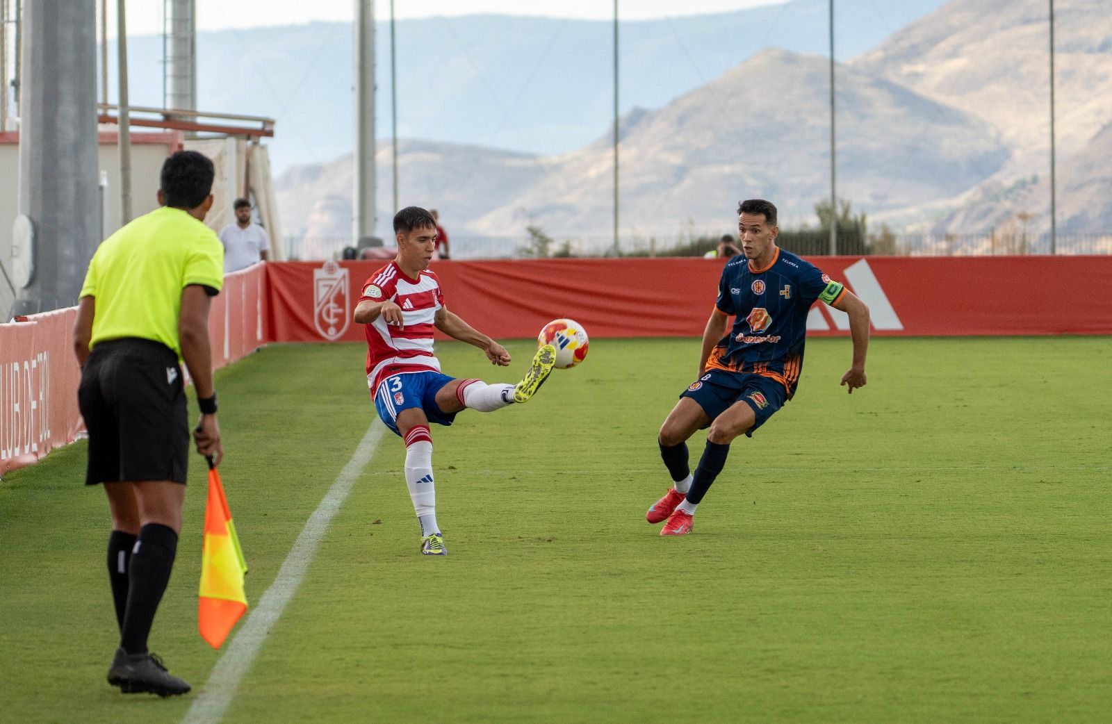 Pere Haro controlando un balón durante un partido en la Ciudad Deportiva.