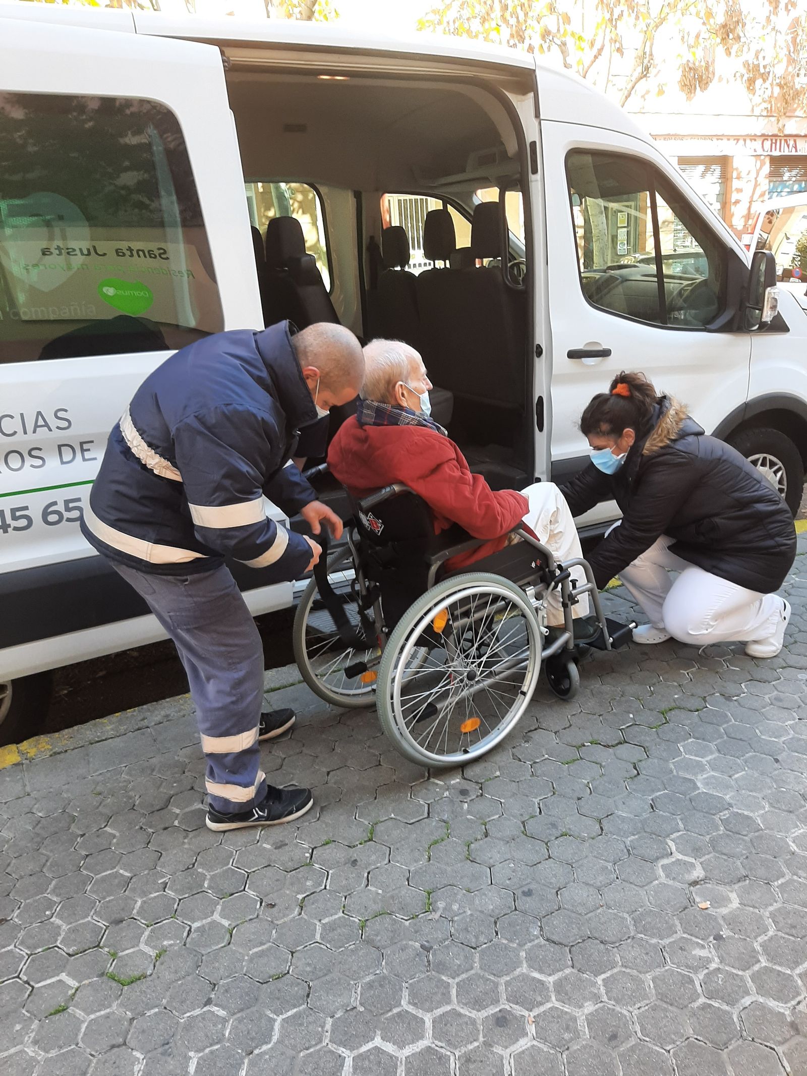 Los ancianos vuelven a la residencia de Santa Justa tras el incendio