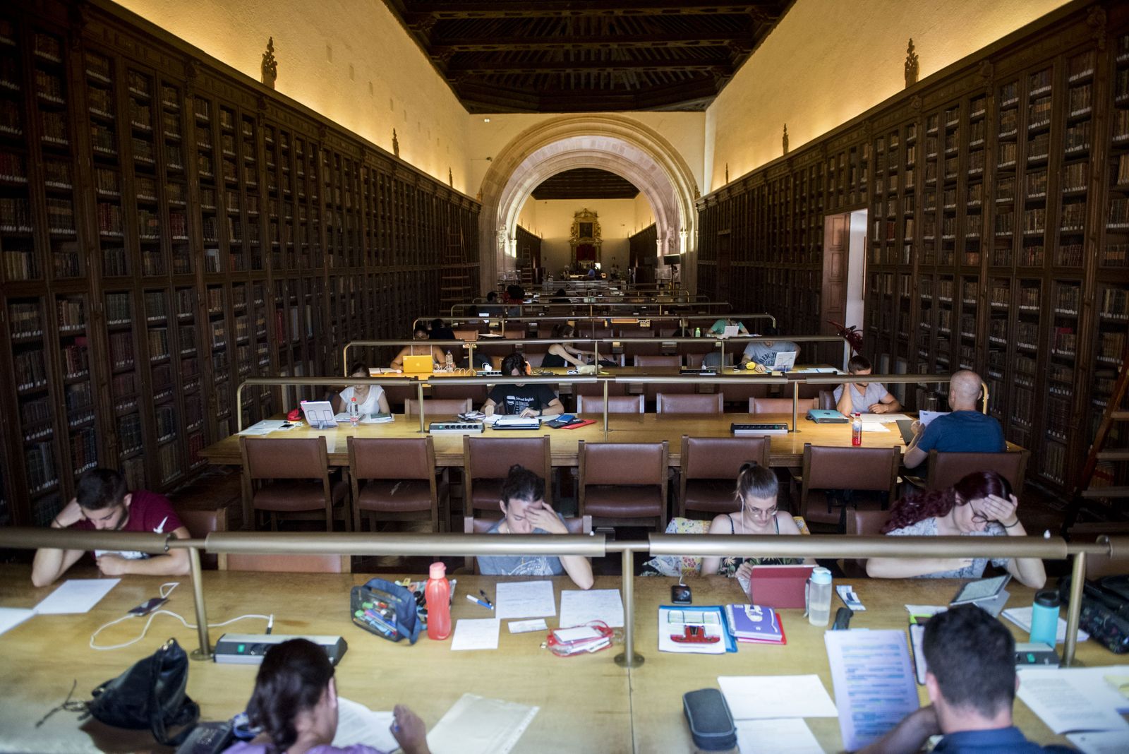 La Universidad de Granada prorroga el plazo para pedir sus becas al estudio para paliar los efectos del coronavirus