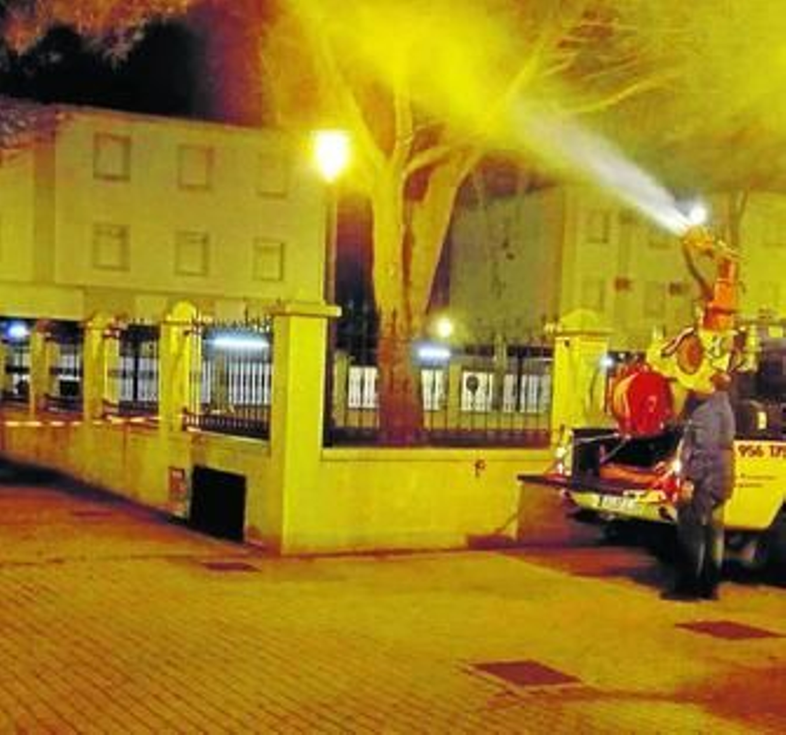 Una máquina fumiga la Alameda por la noche.