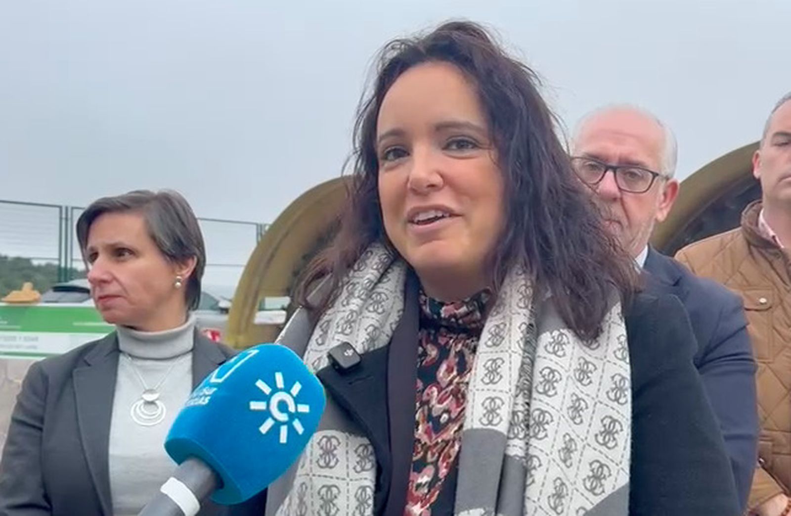 Francisca Peinado celebra la puesta en marcha de la depuradora.