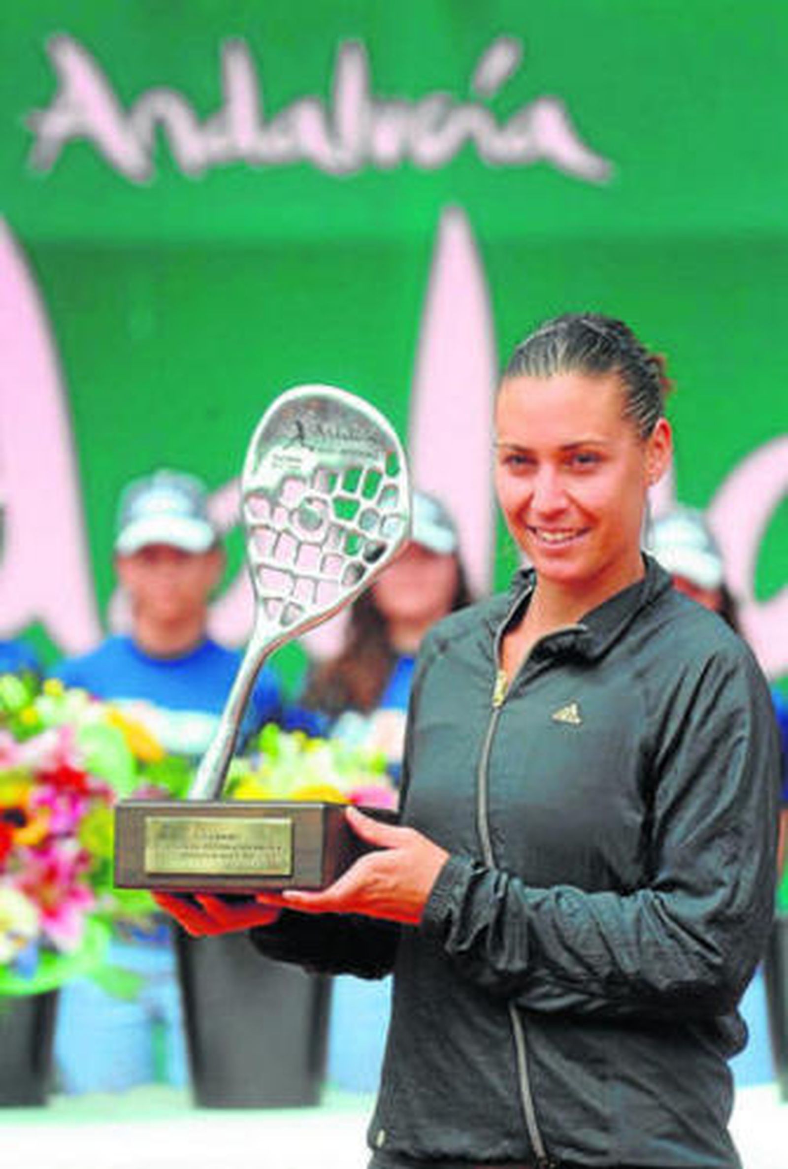 La italiana Flavia Pennetta posa con el trofeo conquistado.