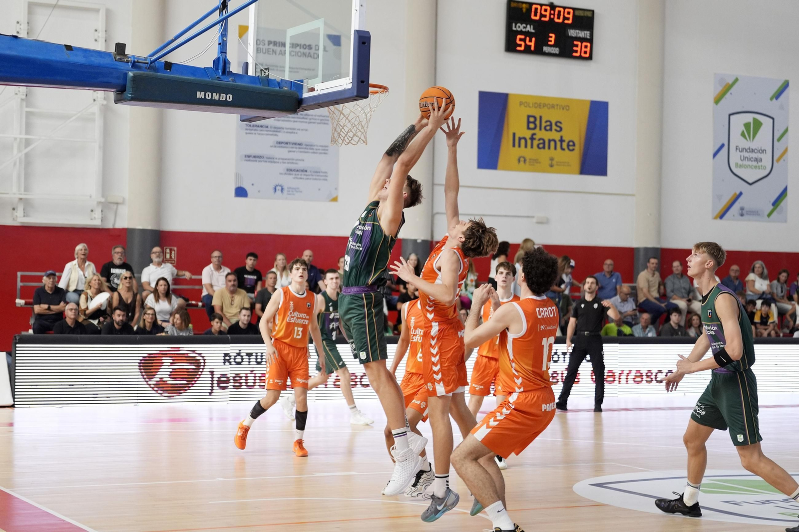 Butajevas ataca el aro rival.