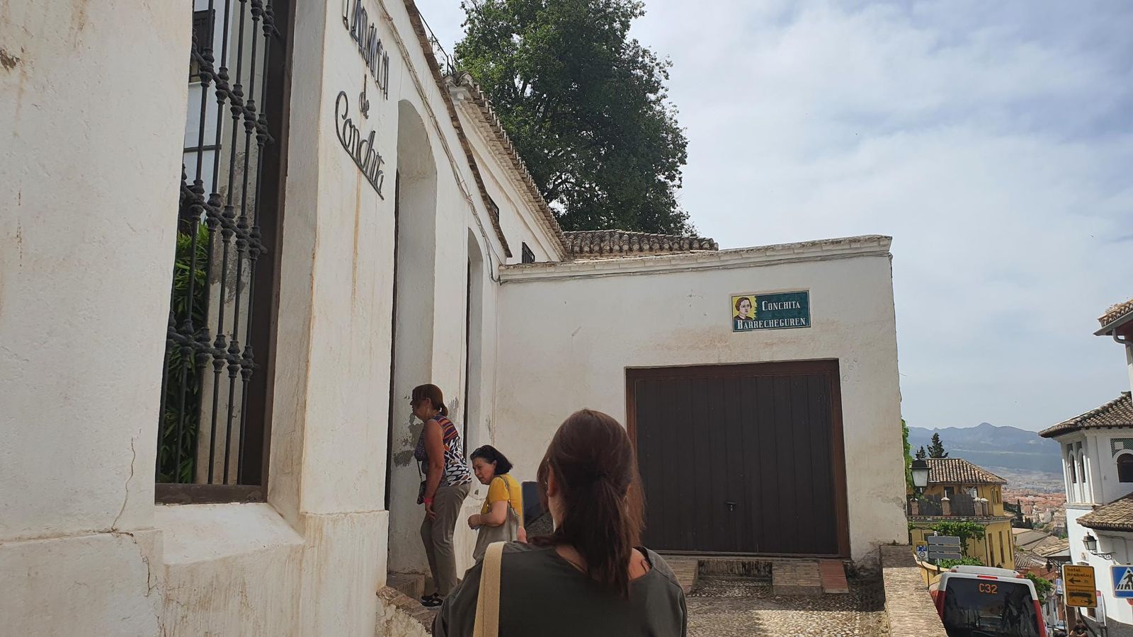 Devotos de Conchita entran al carmen.