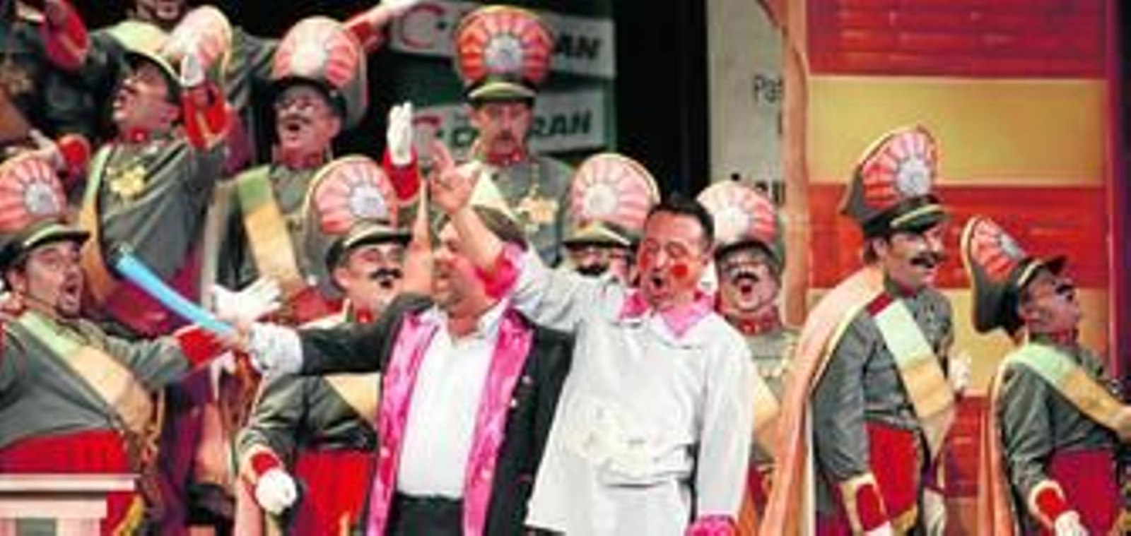 El Love y El Cabra aparecieron en el segundo cuplé del coro 'Los dictadores', que inició la final del Carnaval de Cádiz.