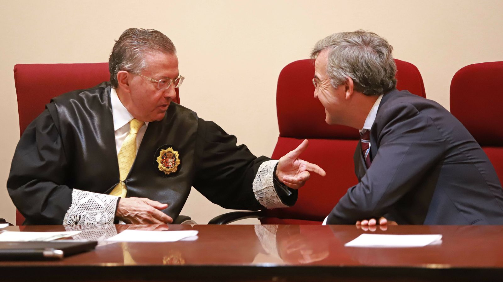 Imposición de la Cruz Distinguida de Primera Clase de la Orden de San Raimundo de Peñafort a Fernando Calleja