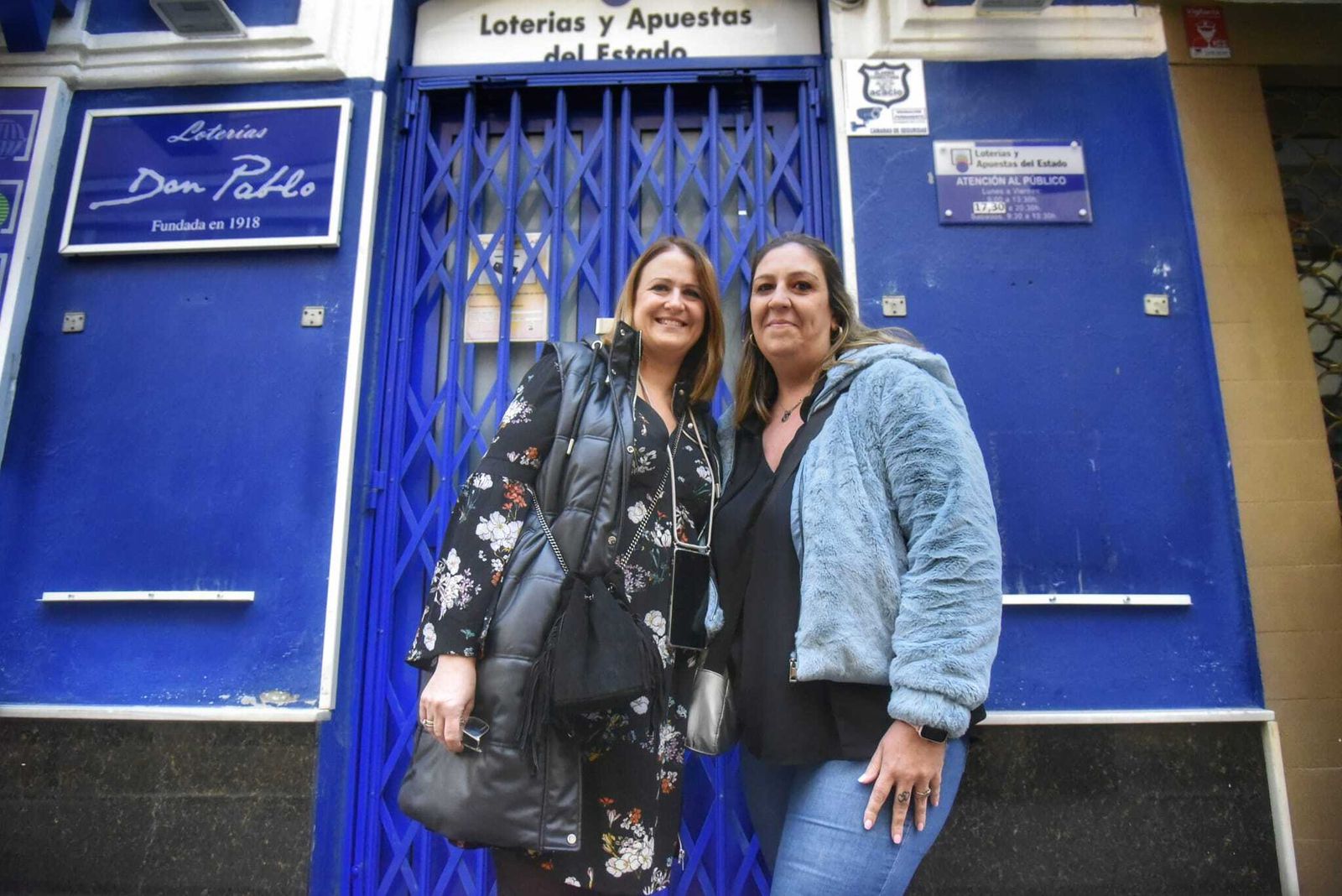 Leyre Gómez y su ayudante Desiré, a las puertas de la administración Don Pablo en La Línea.