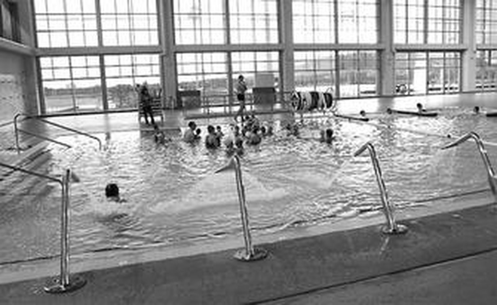 Varias personas, dentro de una de las piscinas del Centro Acuático de Málaga.
