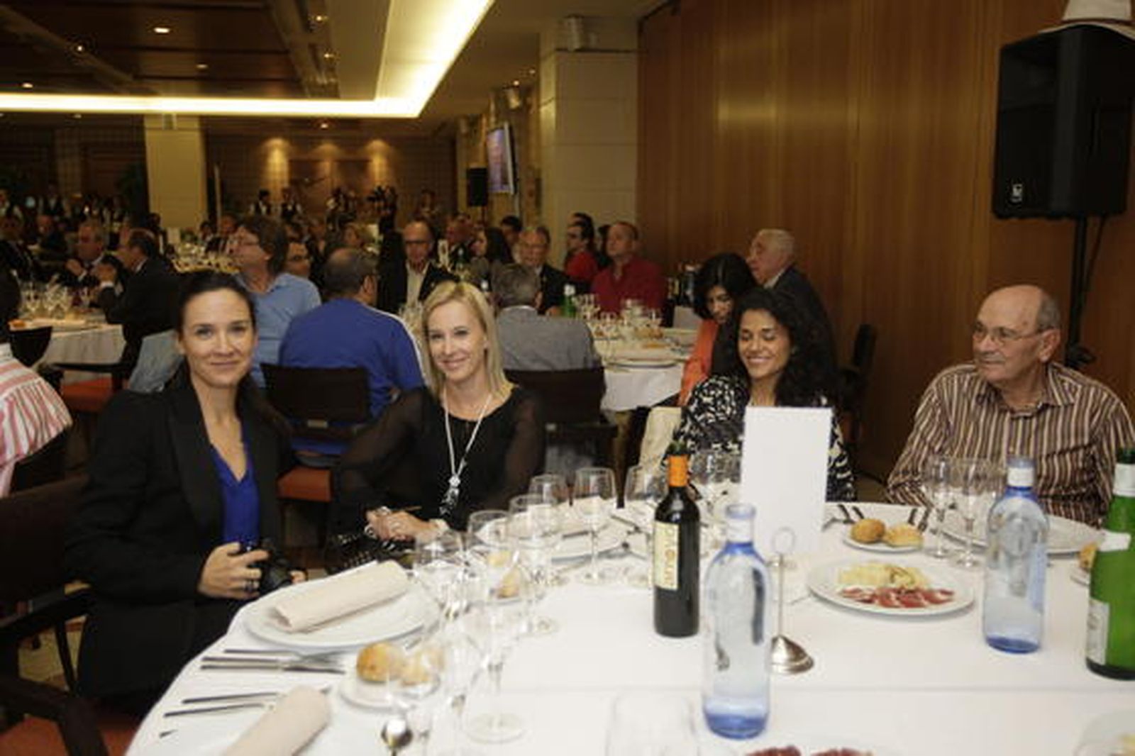 Rosa Ortiz, Ana Gea y Almudena Guarnido, de la UAL, acompañan a José María Ortega, escritor. 

Foto: Fran Leonardo
