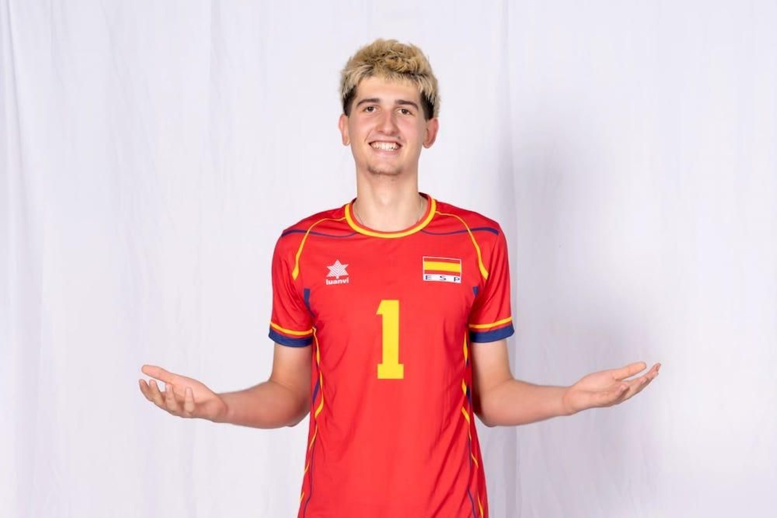 Joaquín Cañadas con la camiseta de la selección española durante la sesión de fotos antes del comienzo del Campeonato del Mundo sub-19.
