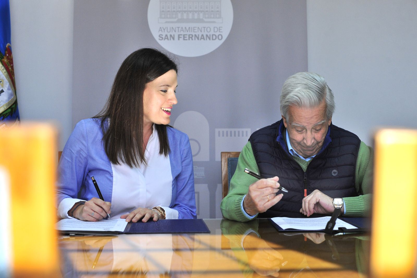 La alcaldesa, Patricia Cavada, firma el convenio con el presidente de la FIPE, Luis de Celis.