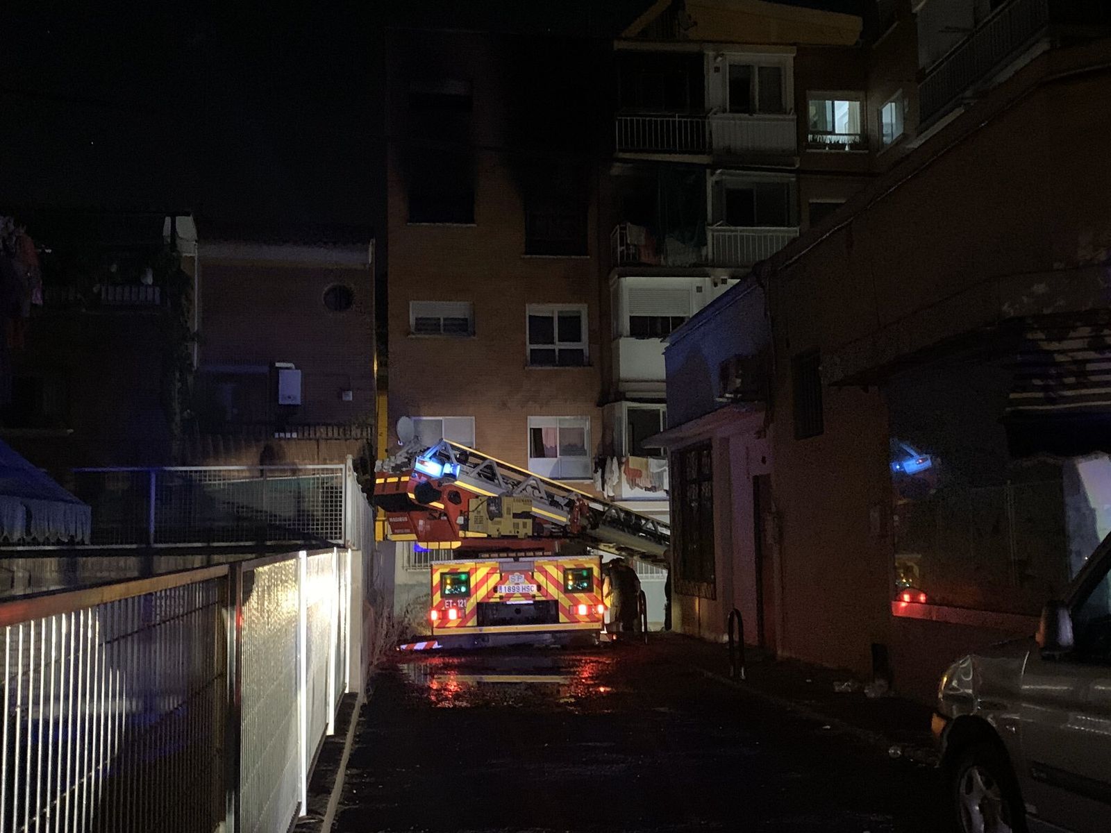 Los bomberos  en el número 12 de la calle Calamón, en Madrid