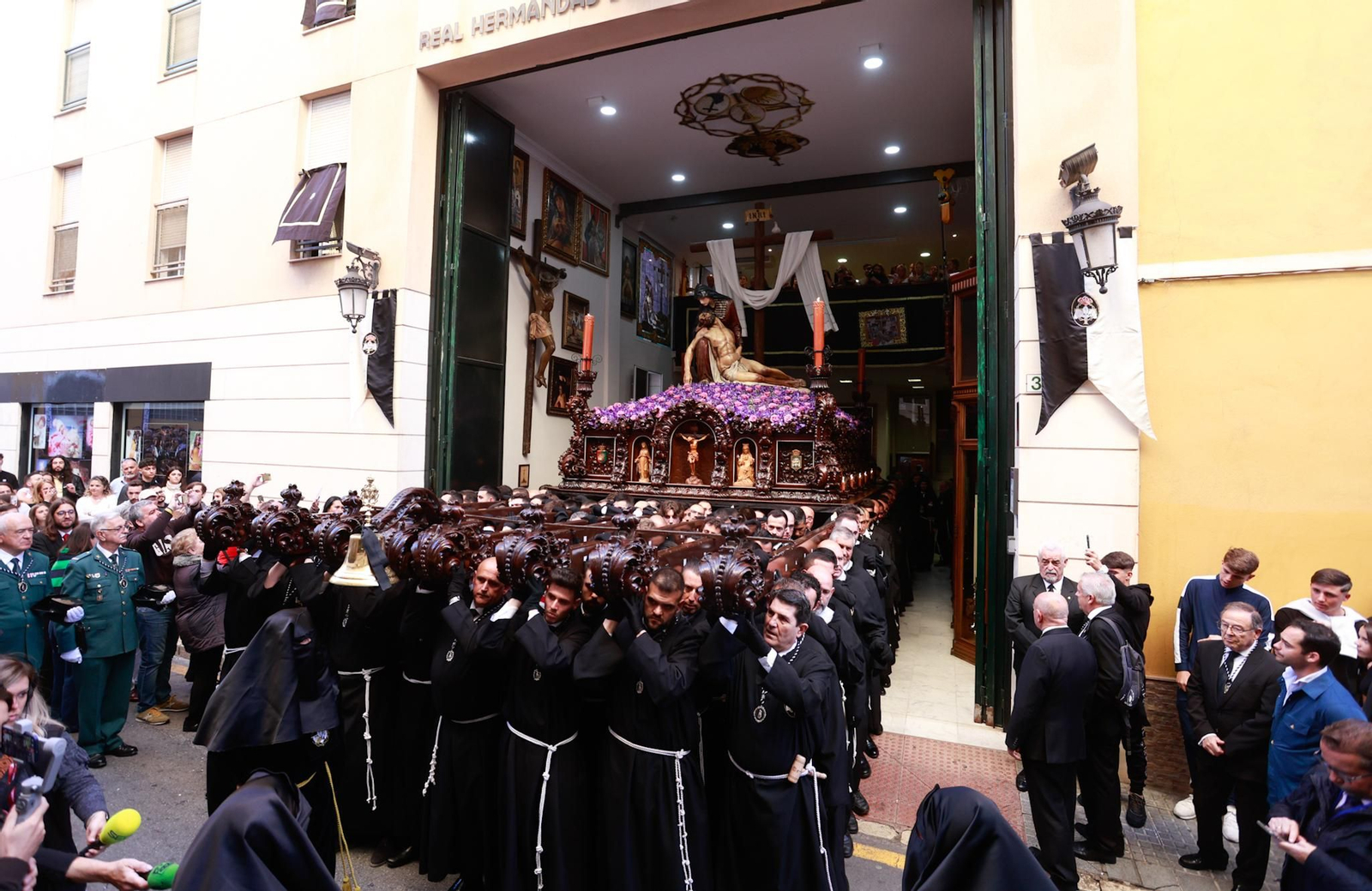 La Piedad en su procesión del Viernes Santo en Málaga, en fotos