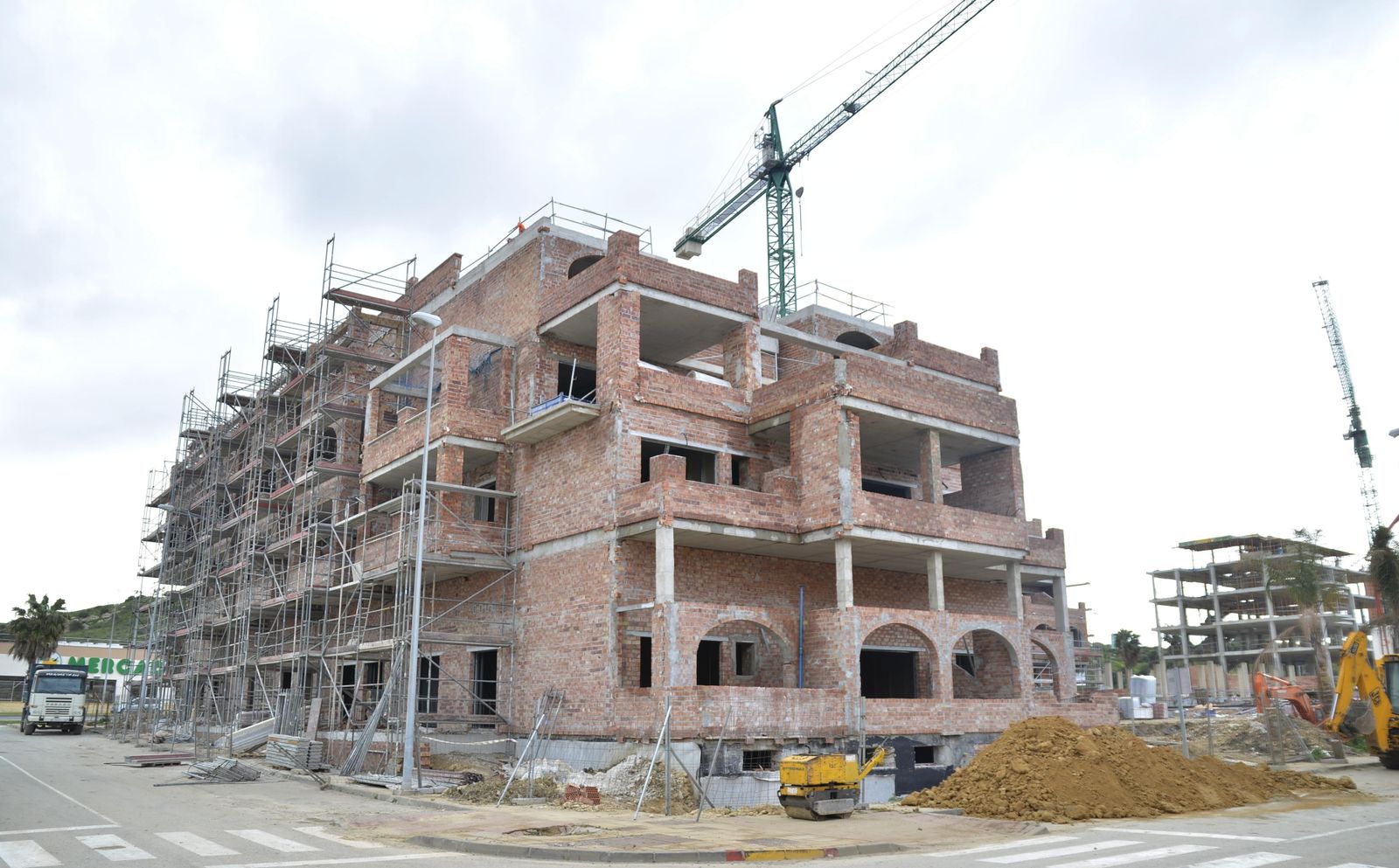 El hotel en construcción, entre las calles Cigüeña negra y Milano negro.