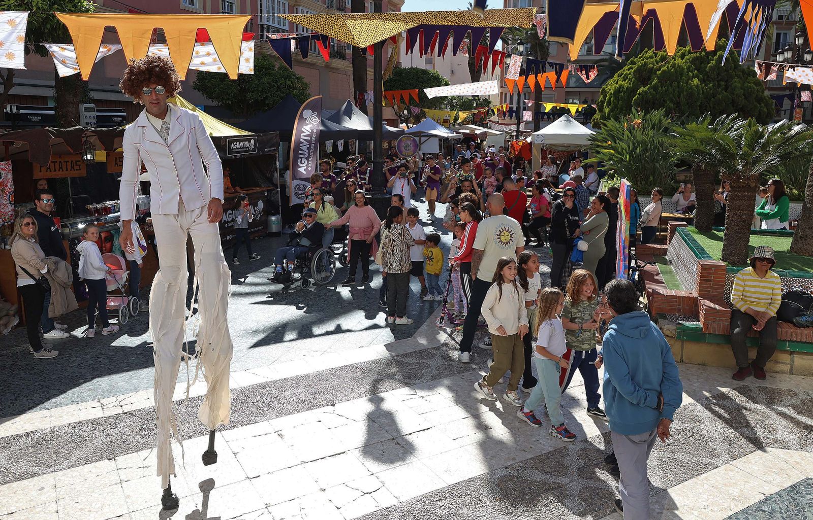 El mercadillo hippie de la Fiesta de la Primavera de La Línea, en imágenes