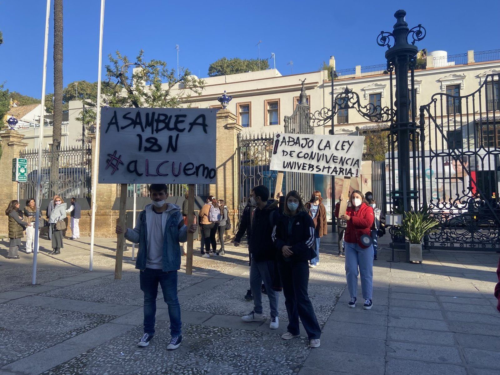 Los primeros estudiantes en llegar a la asamblea convocada en el Rectorado.