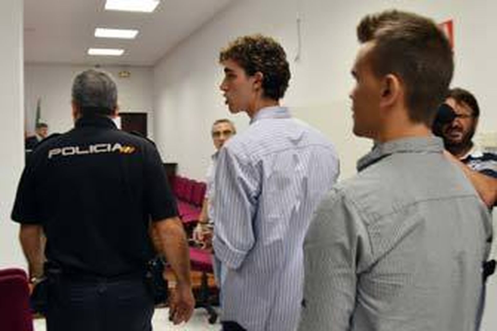 Jaime  D. R., en el centro de la imagen, y Fernando M.R. entrando en la sala de vistas de la Audiencia. /Manuel Aranda