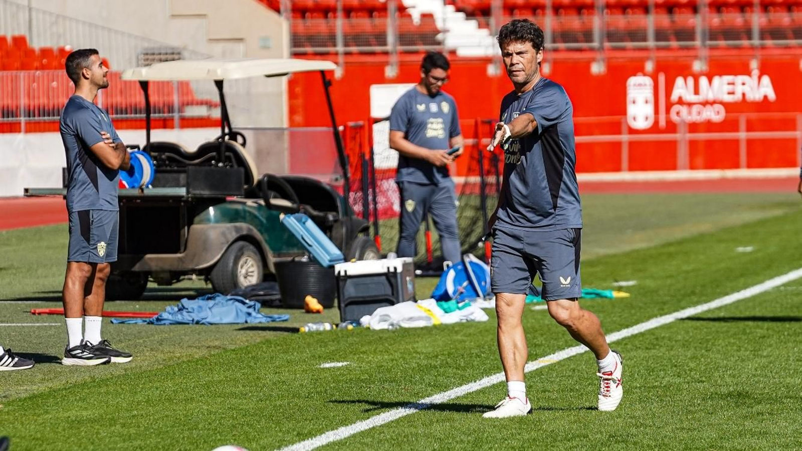 Rubi organiza uno de los entrenamientos del equipo rojiblanco.