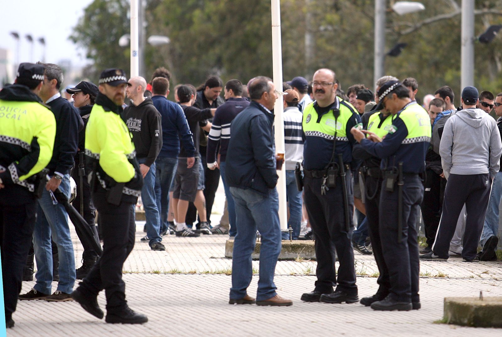 Inmediaciones del Nuevo Colombino en el partido entre el Recreativo-Alavés.