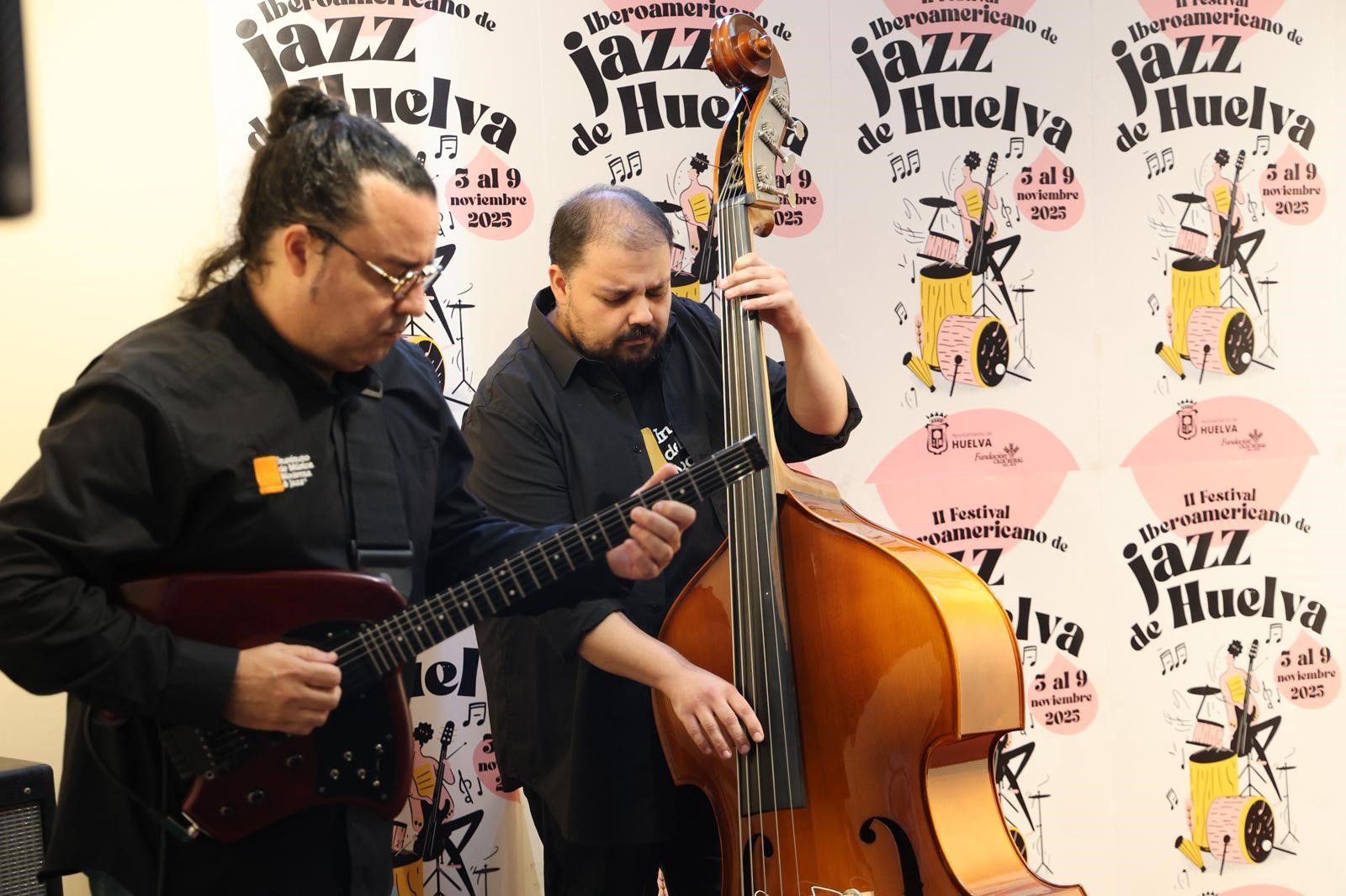 Los hermanos Antonio y Rafa López durante la actuación.