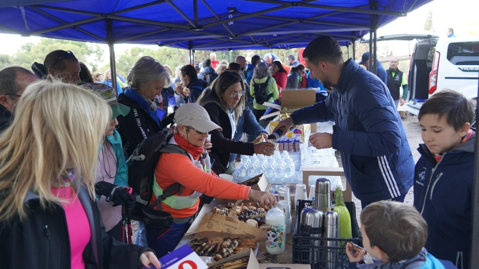 Los participantes cogieron fuerzas antes de la caminata