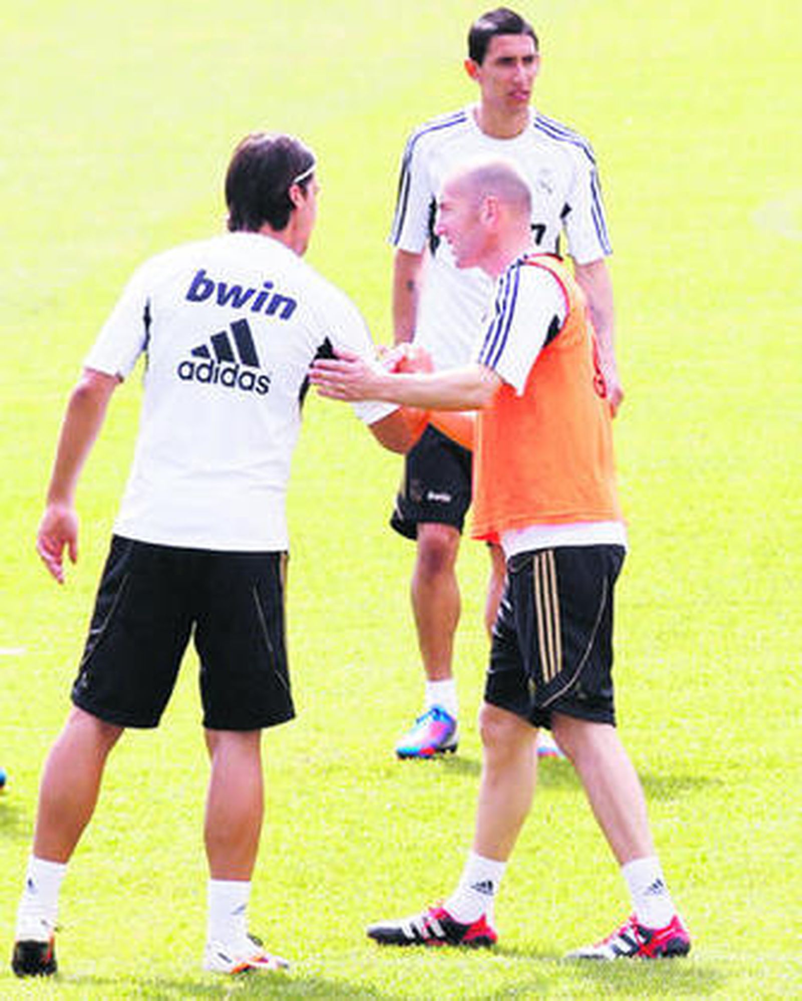 Zidane -saludando a Khedira- se entrenó ayer con el Madrid.