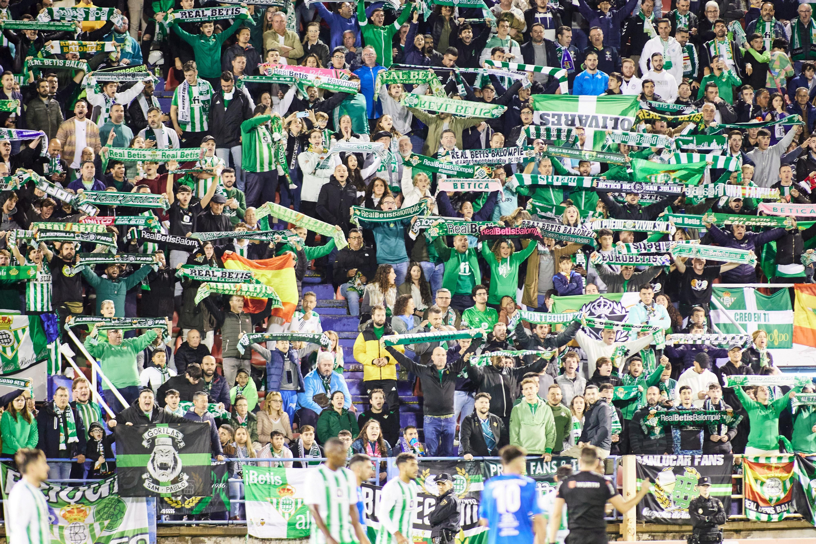 La afición bética, en Almendralejo este 1 de noviembre: a la vuelta murieron dos aficionados en accidente.