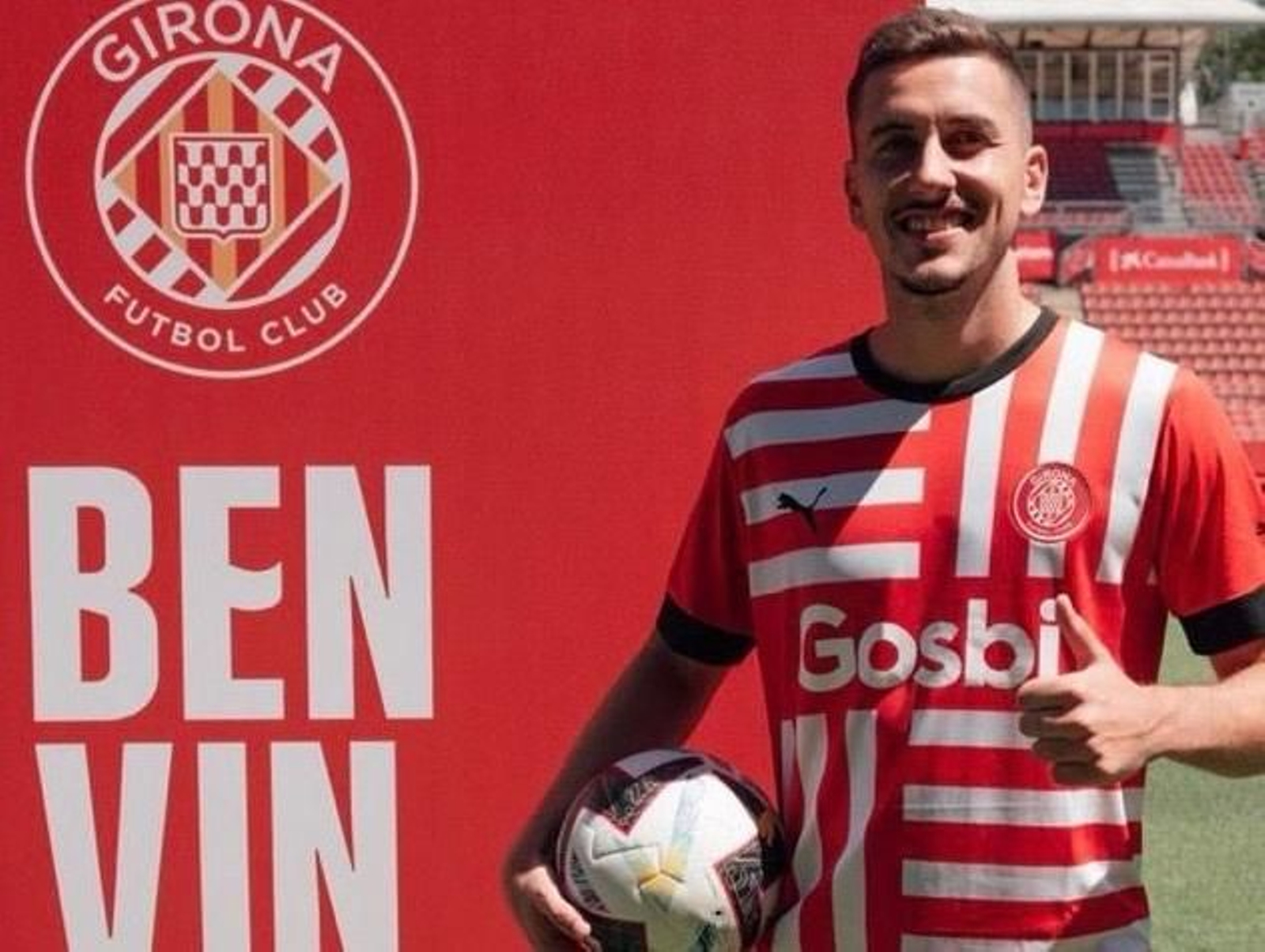 Javi Hernández posa sonriente con la camiseta de su nuevo equipo, el Girona.