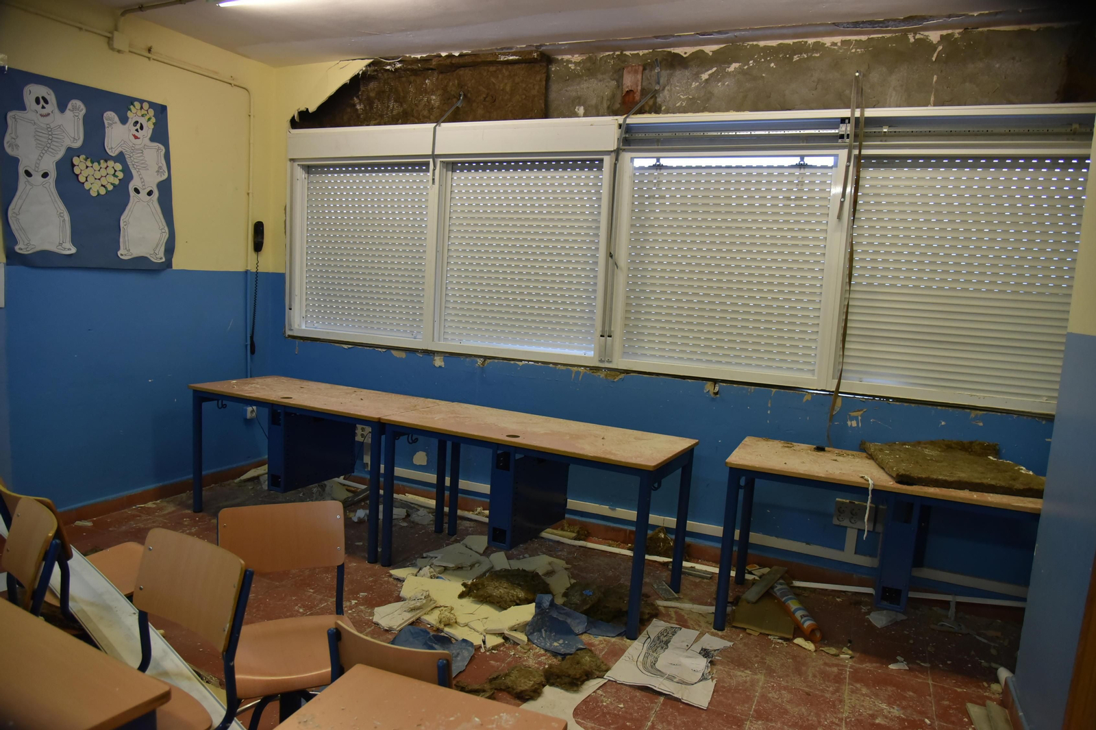 Una aula del Puerta del Mar con antiguos desperfectos.