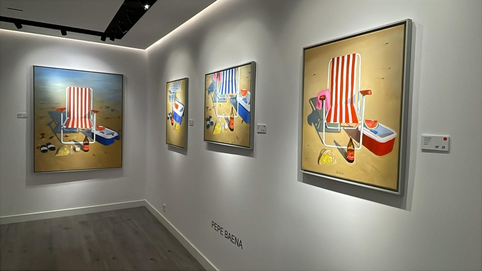 Una selección de pinturas playeras, originales de Pepe Baena, expuestas en la galería madrileña.