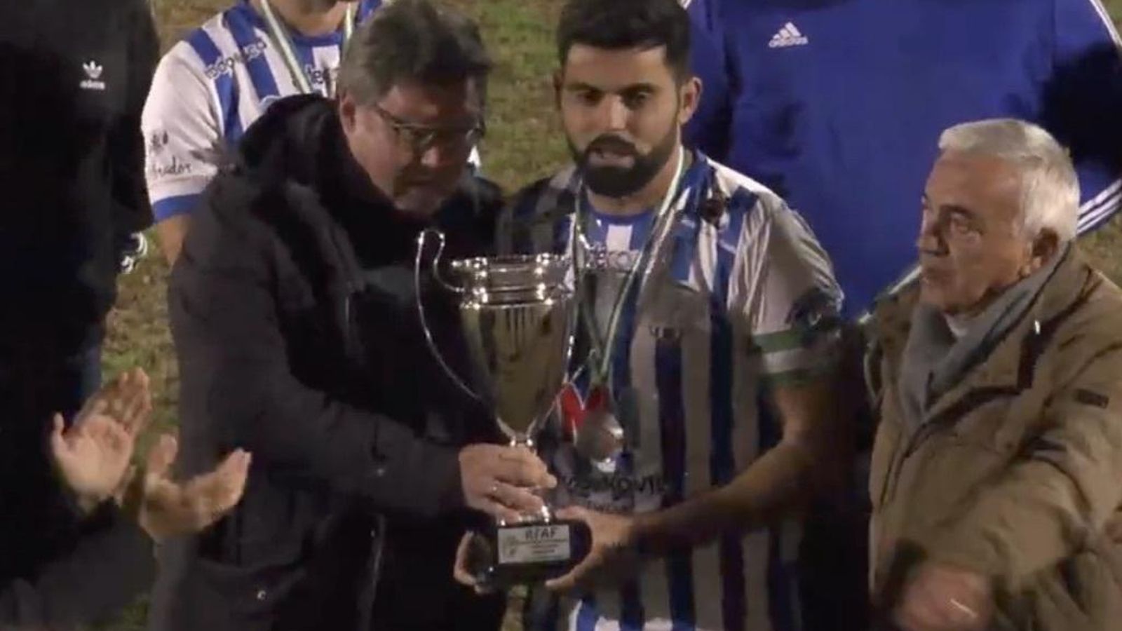 Kevin, capitán del Jerez Industrial, recibió la copa de subcampeón que entregó el delegado de Deportes José Ángel Aparicio.